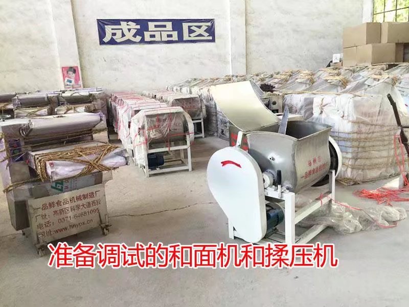 準(zhǔn)備調(diào)試的和面機(jī)和揉壓機(jī)