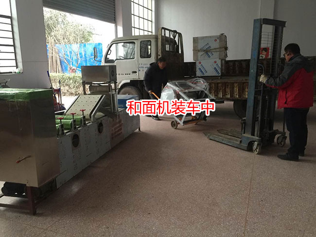 和面機裝車中