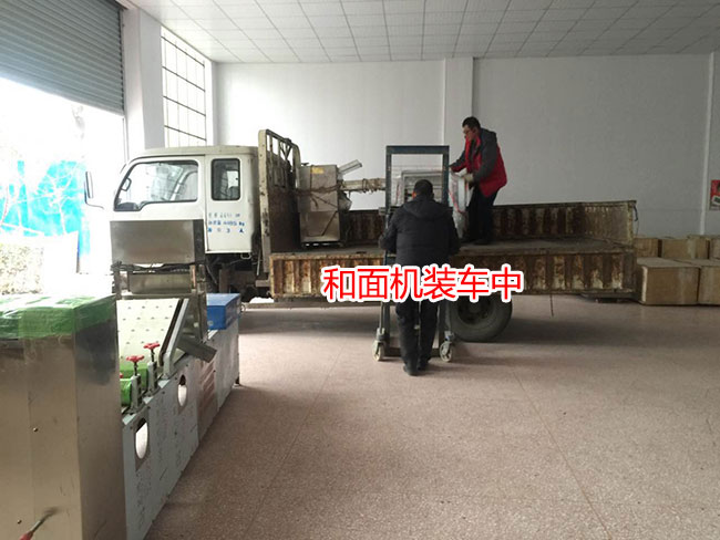 和面機裝車中