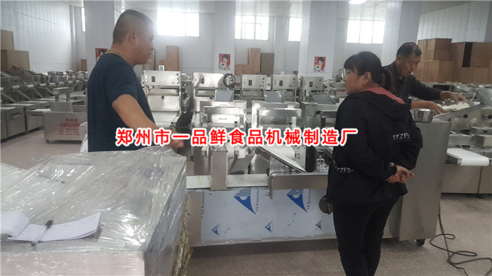 客戶考察燴面機(jī)