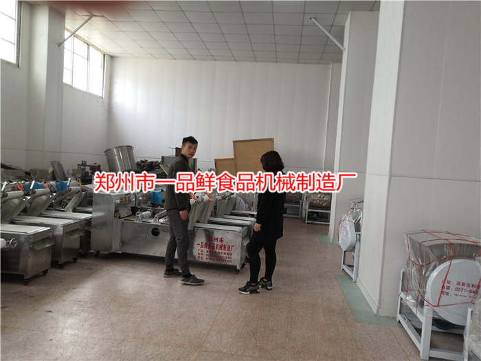 葉先生在展廳參觀燴面機(jī)