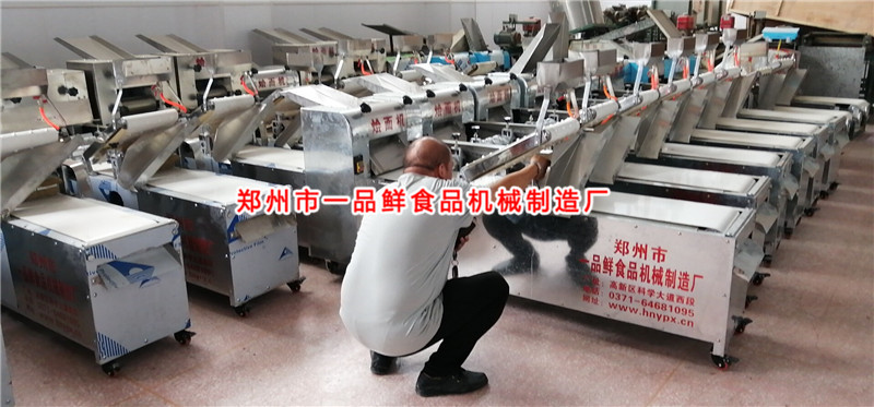 飯店燴面機運轉(zhuǎn)中