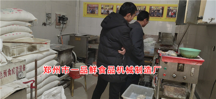 面條批發(fā)老板購(gòu)買一品鮮燴面機(jī)經(jīng)營(yíng)燴面坯2