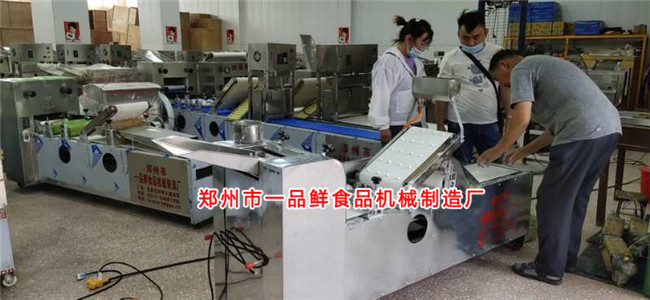 燴面坯機(jī)正在生產(chǎn)