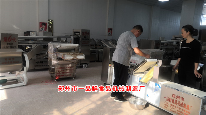 燴面機(jī)調(diào)試中